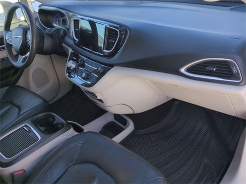 Used 2022 Chrysler Pacifica Touring-L image 26