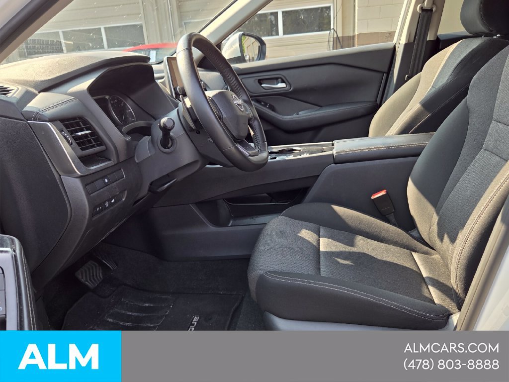 Used 2025 Nissan Rogue SV FWD image 3