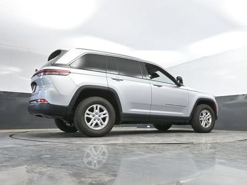Used 2024 Jeep Grand Cherokee Laredo AWD/4WD image 46
