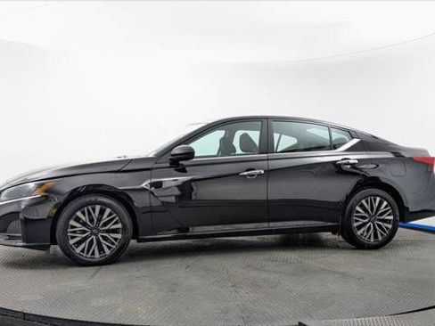 Used 2025 Nissan Altima 2.5 SV FWD image 3