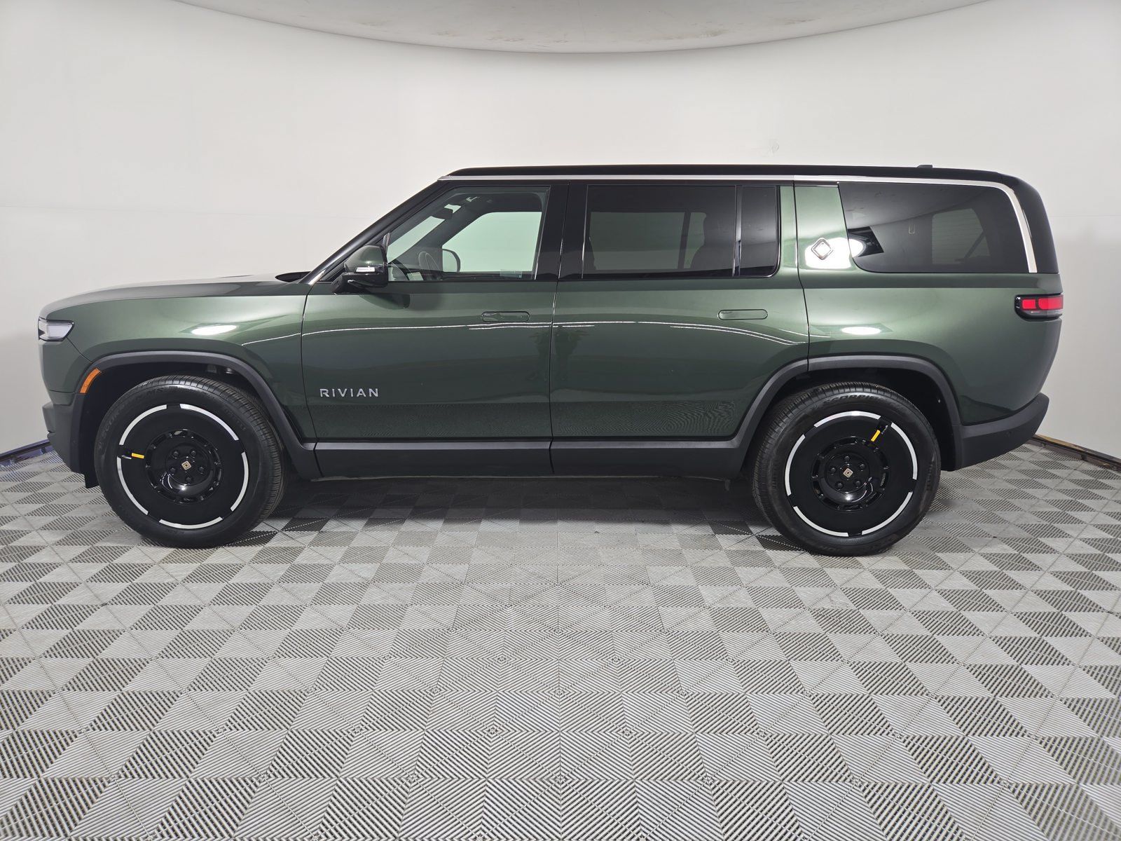 Used 2025 Rivian R1S Adventure Dual AWD/4WD image 2