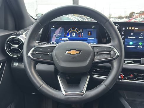 Used 2025 Chevrolet Equinox LT w/ Convenience Package II image 2