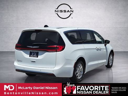 Used 2024 Chrysler Pacifica Touring-L FWD image 5