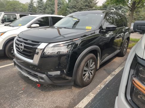 Used 2023 Nissan Pathfinder SL AWD/4WD image 1