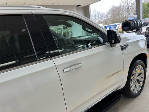 Used 2022 GMC Yukon SLT w/ SLT Premium Package image 12