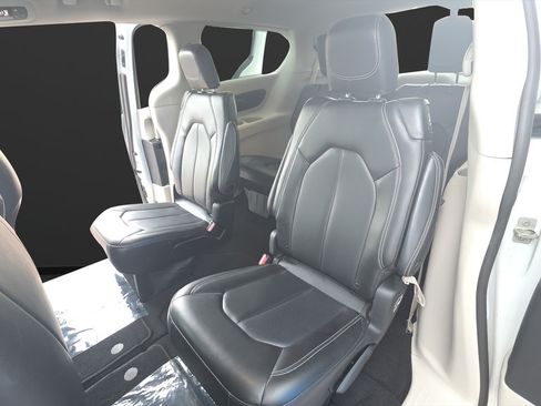 Used 2023 Chrysler Pacifica Touring-L FWD image 11