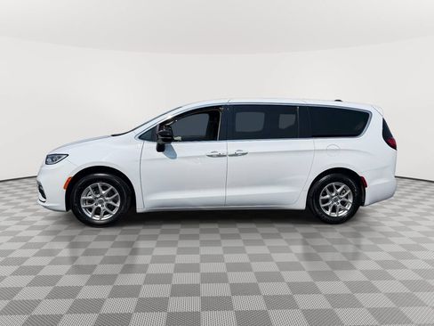 Used 2024 Chrysler Pacifica Touring-L FWD image 5