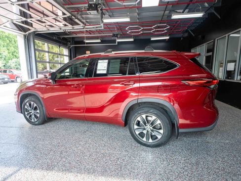 Used 2020 Toyota Highlander XLE AWD/4WD image 2