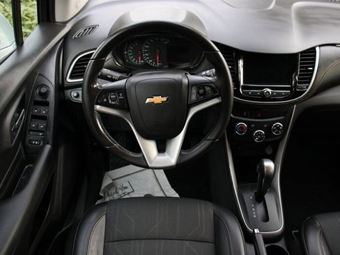 Used 2019 Chevrolet Trax LT w/ LT Convenience Package AWD/4WD image 17