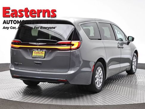 Used 2023 Chrysler Pacifica Touring-L FWD image 5