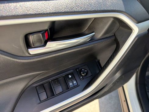 Used 2020 Toyota RAV4 XLE w/ Convenience Package FWD image 18