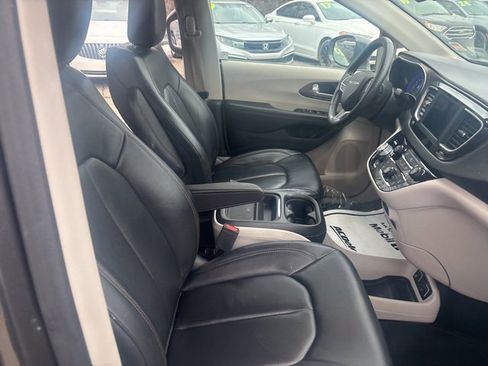 Used 2018 Chrysler Pacifica Touring-L image 14