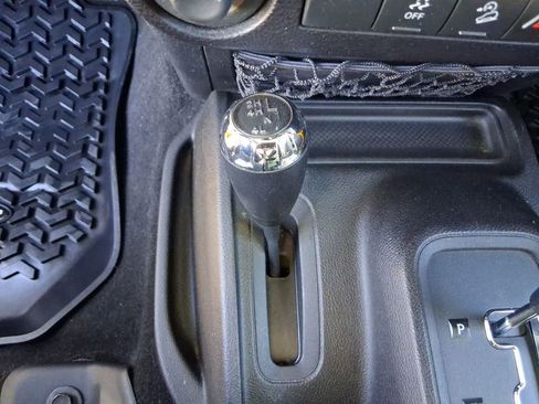 Used 2015 Jeep Wrangler Unlimited Sahara w/ Connectivity Group image 17