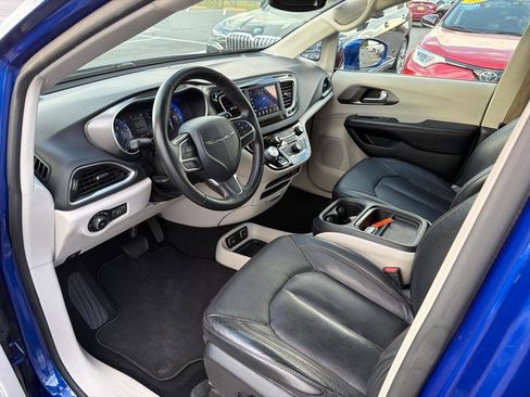 Used 2020 Chrysler Pacifica Touring-L FWD image 13