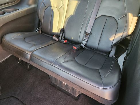 Used 2025 Chrysler Pacifica Select image 29