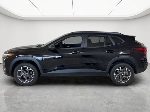 Used 2025 Chevrolet Trax LT FWD image 9