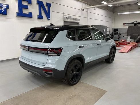Used 2025 Volkswagen Taos SE AWD/4WD image 4