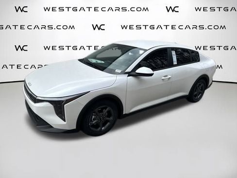 New 2025 Kia K4 LXS image 1