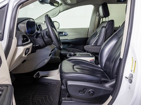 Used 2023 Chrysler Pacifica Touring-L FWD image 23