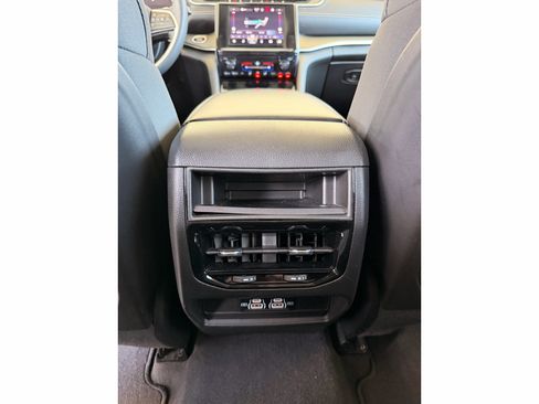 Used 2023 Jeep Grand Cherokee Laredo AWD/4WD image 16