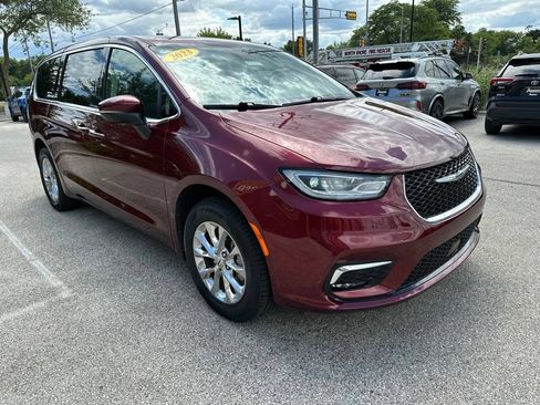 Used 2023 Chrysler Pacifica Touring-L AWD/4WD image 4
