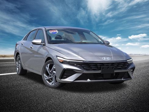 Used 2025 Hyundai Elantra SEL FWD image 2