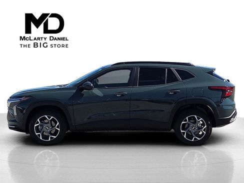 Used 2025 Chevrolet Trax LT image 3