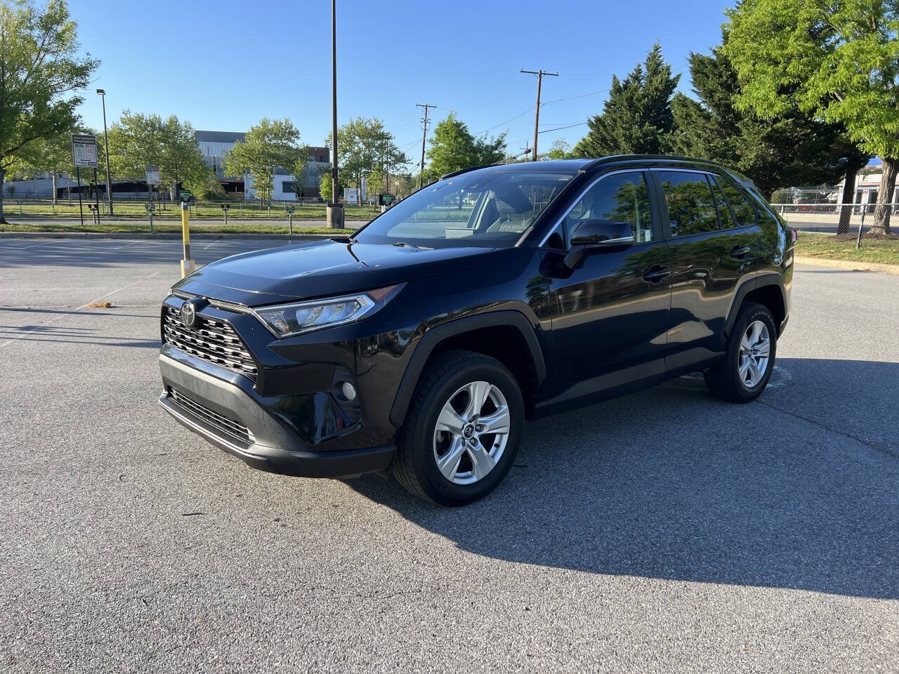 Used 2021 Toyota RAV4 XLE AWD/4WD image 2
