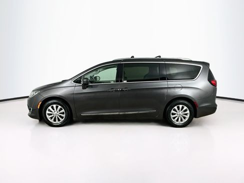Used 2018 Chrysler Pacifica Touring-L FWD image 4