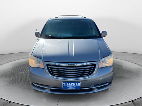 Used 2014 Chrysler Town & Country Touring image 2