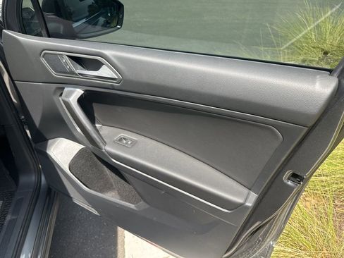 Used 2021 Volkswagen Tiguan SE w/ Panoramic Sunroof Package image 7