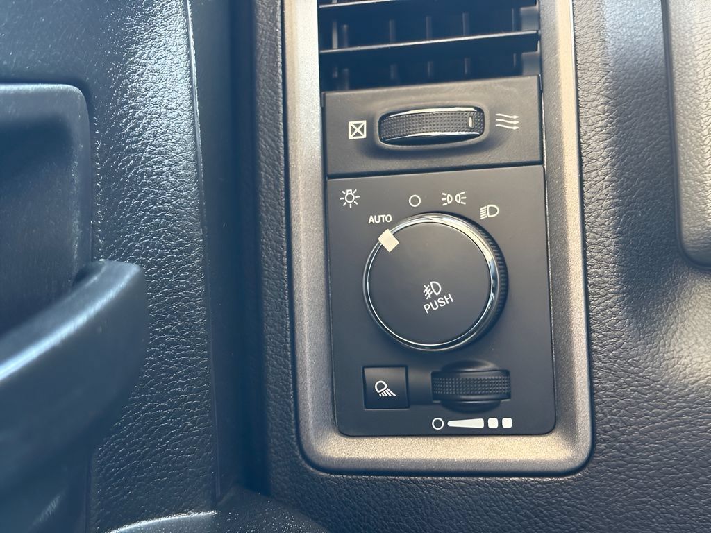 Used 2018 RAM 1500 Express RWD image 27