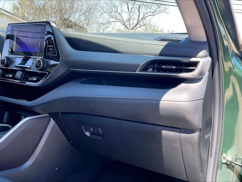 Used 2023 Toyota Highlander XLE image 18