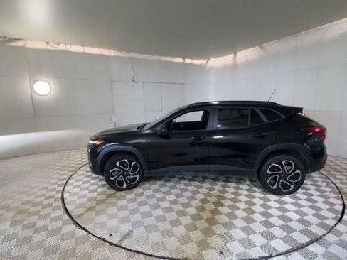 Used 2024 Chevrolet Trax RS w/ Sunroof Package FWD image 8