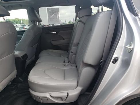 Used 2022 Toyota Highlander XLE AWD/4WD image 12