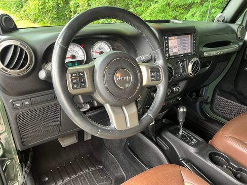 Used 2014 Jeep Wrangler Unlimited Rubicon w/ Connectivity Group AWD/4WD image 5