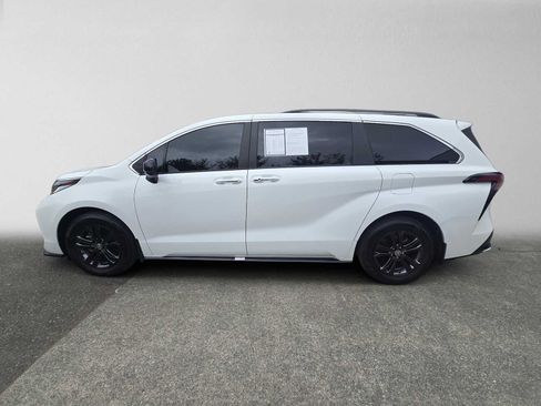 Used 2024 Toyota Sienna XSE AWD/4WD image 6