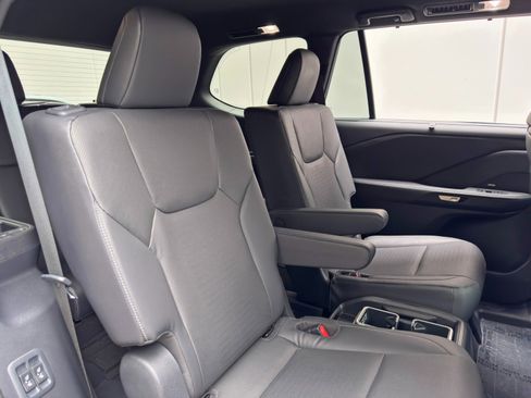 Used 2025 Lexus TX 500h AWD w/ Technology Package image 38
