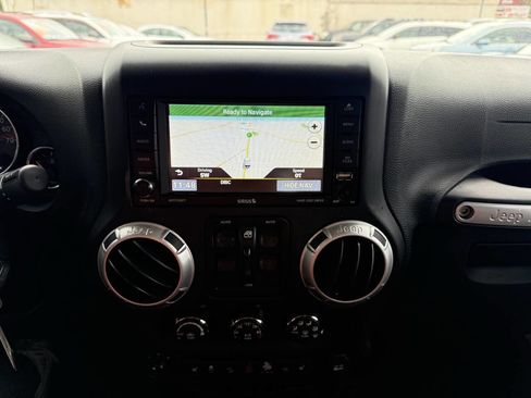 Used 2016 Jeep Wrangler Unlimited Rubicon image 16