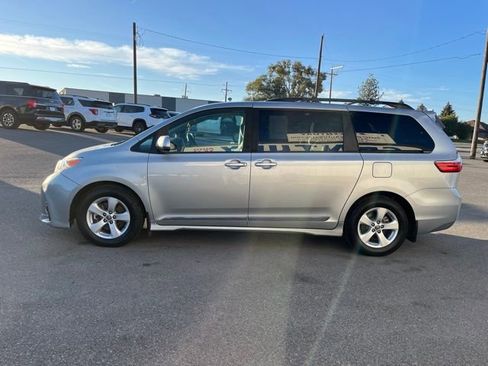 Used 2020 Toyota Sienna LE image 10