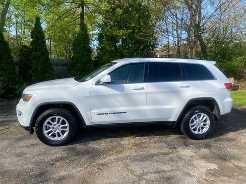 Used 2018 Jeep Grand Cherokee Laredo AWD/4WD image 2