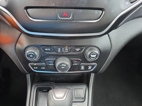 Used 2019 Jeep Cherokee Latitude w/ Popular Appearance Group FWD image 25