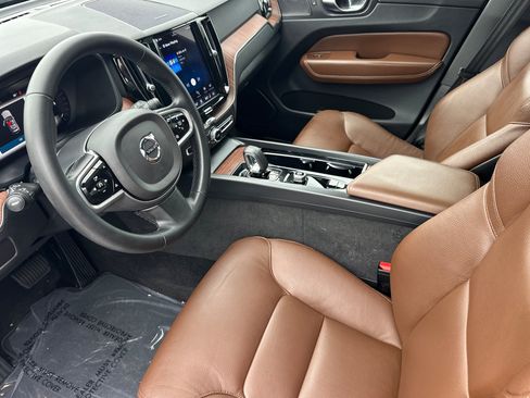 Used 2023 Volvo XC60 B5 Plus w/ Climate Package FWD image 10