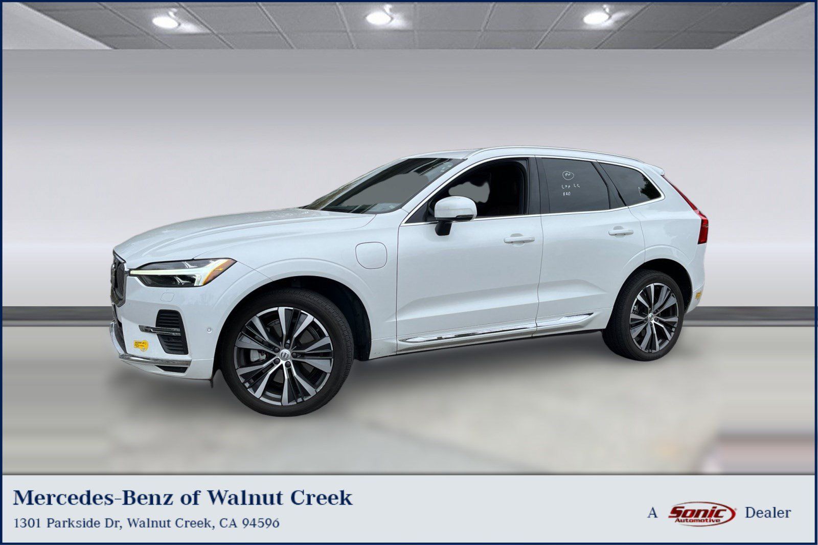 Used 2022 Volvo XC60 T8 Inscription Expression w/ Advanced Package AWD/4WD image 1