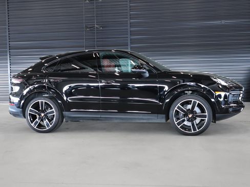 Certified 2023 Porsche Cayenne Platinum Edition image 11