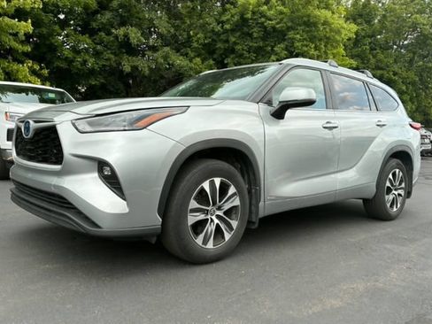 Used 2023 Toyota Highlander XLE AWD/4WD image 1
