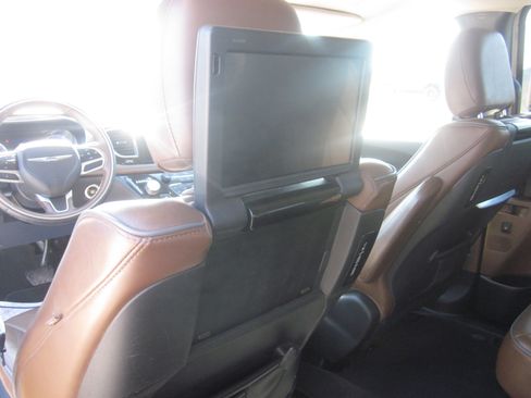 Used 2018 Chrysler Pacifica Limited FWD image 14