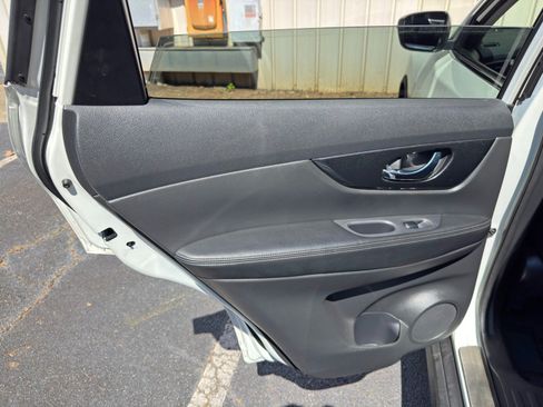 Used 2017 Nissan Rogue SV FWD image 38
