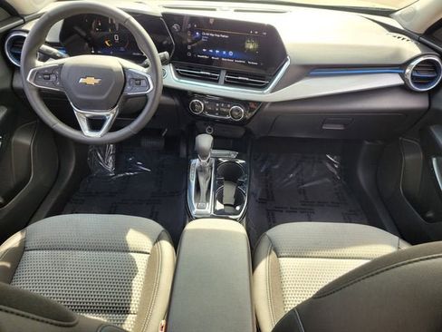 Used 2025 Chevrolet Trax LT w/ LT Convenience Package image 12
