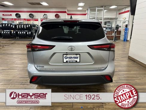 Used 2024 Toyota Highlander LE AWD/4WD image 4